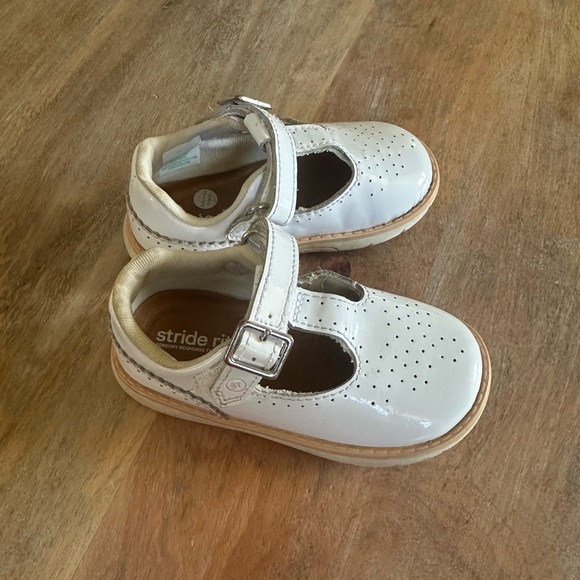 Stride Rite Toddler Girls White Patent Leather Mary Jane T-Strap Shoes - Picture 2 of 4